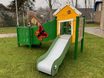 Miniplay Olivia on lawn with shop in the back